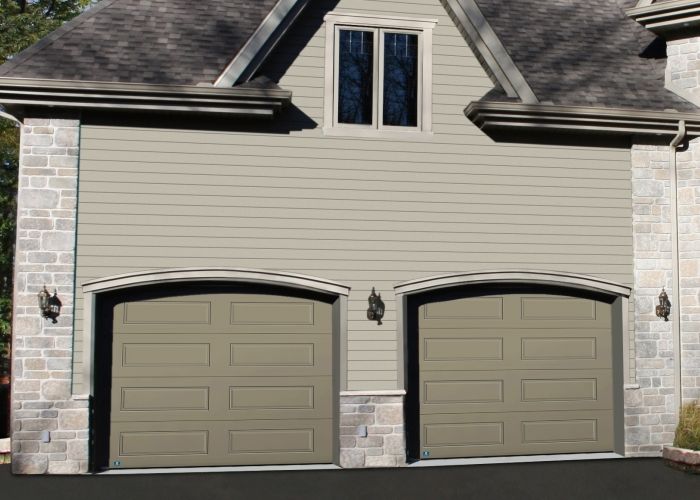 Portes de garage de couleur claire dans une maison