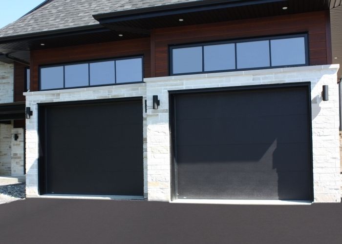 2 portes de garage noires dans une maison