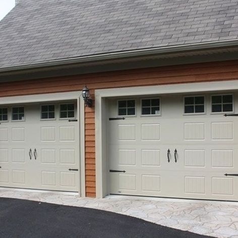 2 portes de garage blanches dans une maison