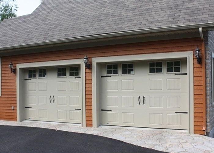 2 portes de garage blanches dans une maison