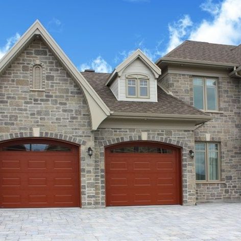 maison avec portes de garage brun rougeâtre